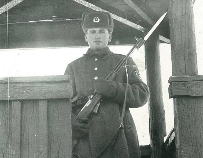 Советский солдат с карабином Симонова СКС