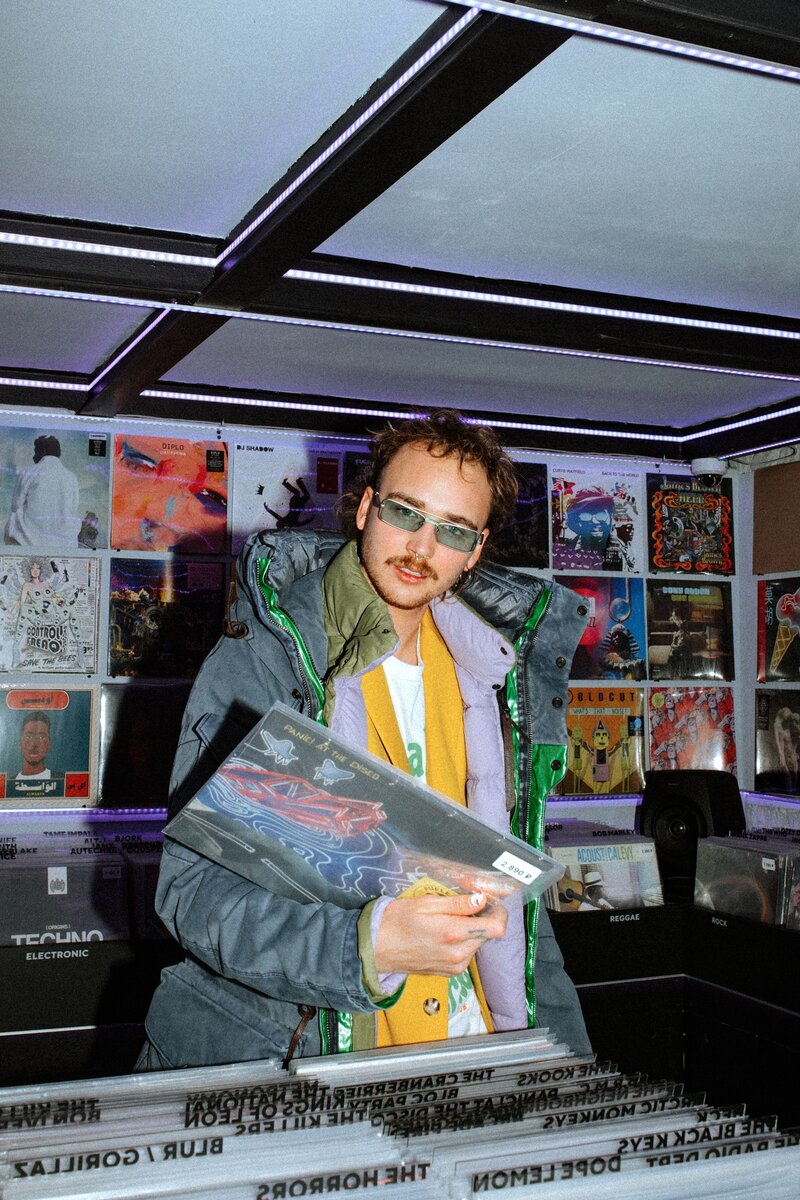 Парка — GJO.E, очки — PYE Optics