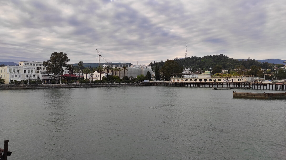 Сухум, вид на набережную. Фото: Кирилл Полиенко/Polienko: путешествуем вдвоём