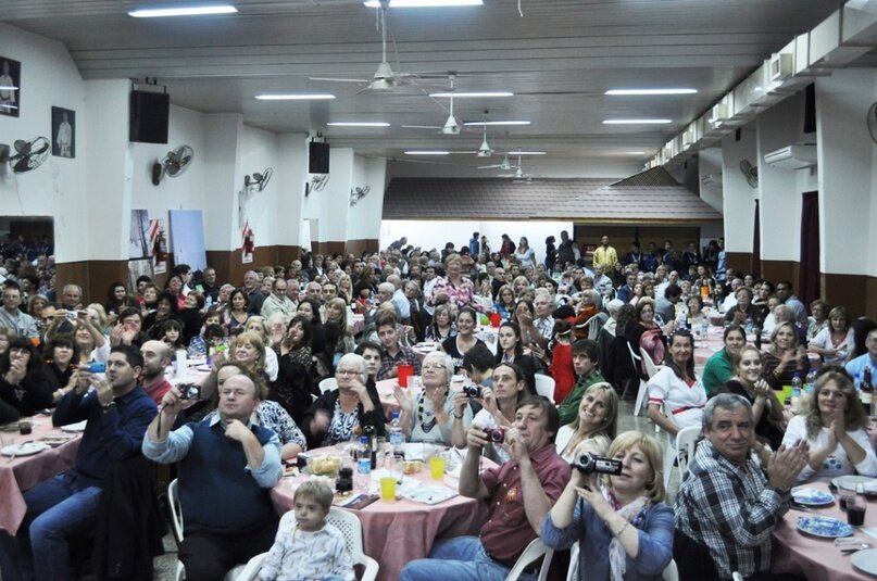 Во время выступления ансамбля «Гренада» в одном из русских клубов Аргентины. Фото предоставлено Татьяной Львовной Владимирской