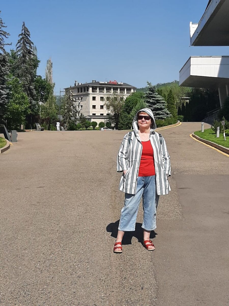 За спиной у меня чуть вдали наш отель "Алма"