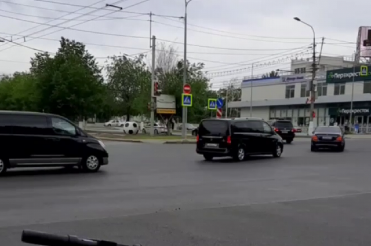 Видео кортежа авто попало на видео в Волгограде, где ждут Дмитрия Медведева  | АиФ Волгоград | Дзен