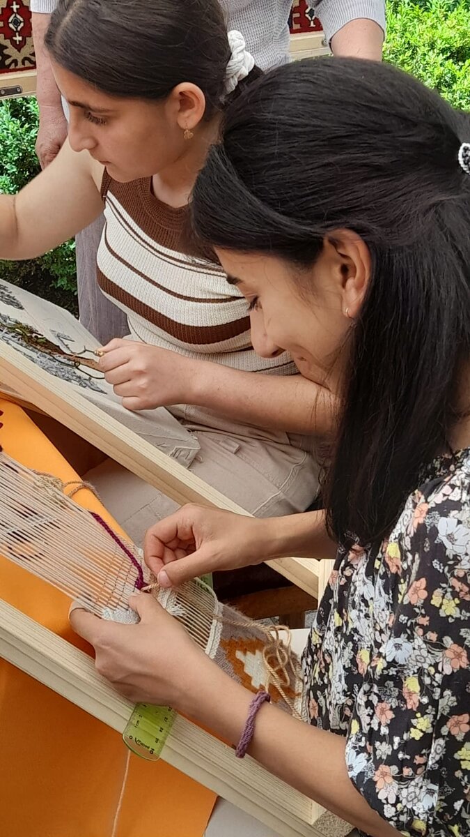 В День защиты детей в блокадном Степанакерте прошла выставка изделий и рисунков, сделанных руками карабахских детей. Фоторепортаж