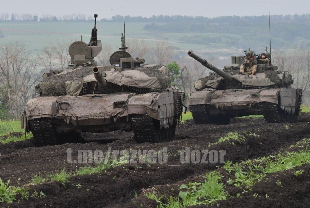 На заглавном фото: Работа бойцов группировки "Запад" на передовой в Харьковской области. весна 2023 г. Вчера ВСУ предприняли попытки отбить утраченные позиции в районе Масютовки. Все попытки были отбиты бойцами 6 армии ЗВО. @razved_dozor