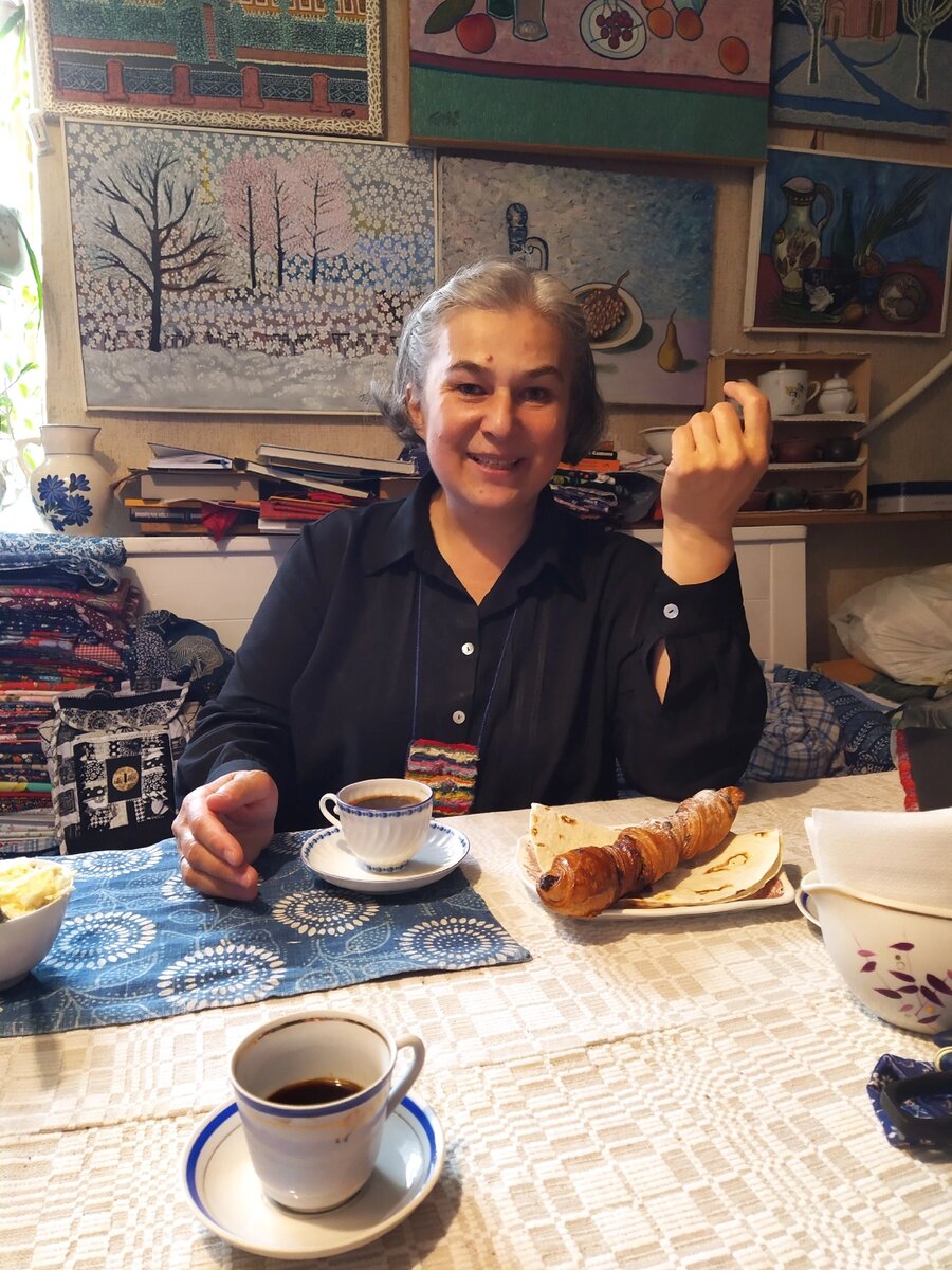 Фисташковая косичка - вкуснейшая выпечка, мы обе попробовали впервые и влюбились. Не рекламы ради, а удовольствия для расскажу, где купила: пекарня Хлебник