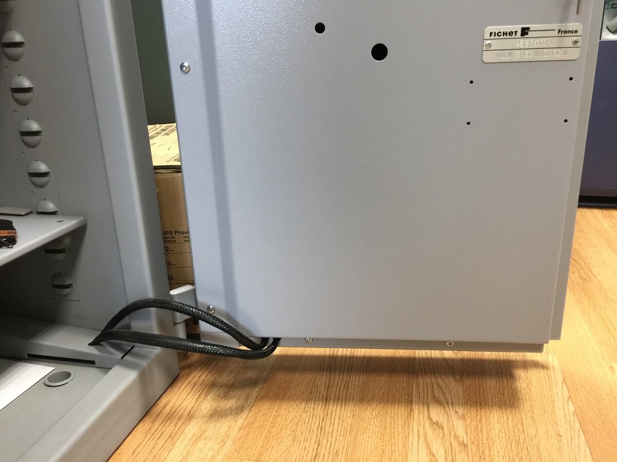 Ввод кабеля в защитной броне от электронного замка в сейф, а затем наружу