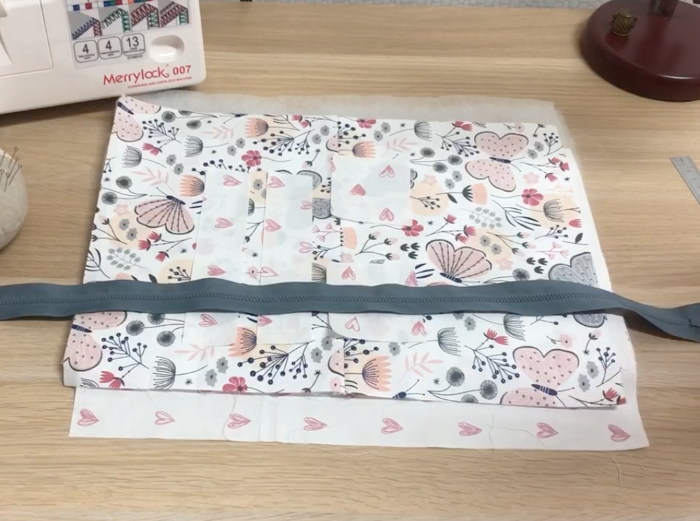 Какие детали я использовали для пошива косметички:  - детали верха и подкладки 30х40 см. - клеевая 30х40 см.- синтепон 30х40 см.- 2 детали обтачки 4х16 см.-хлястики 2 детали 7х8 см.-клеевая для хлястиков 2дет. 7х8 см. -молния 30-50 см.