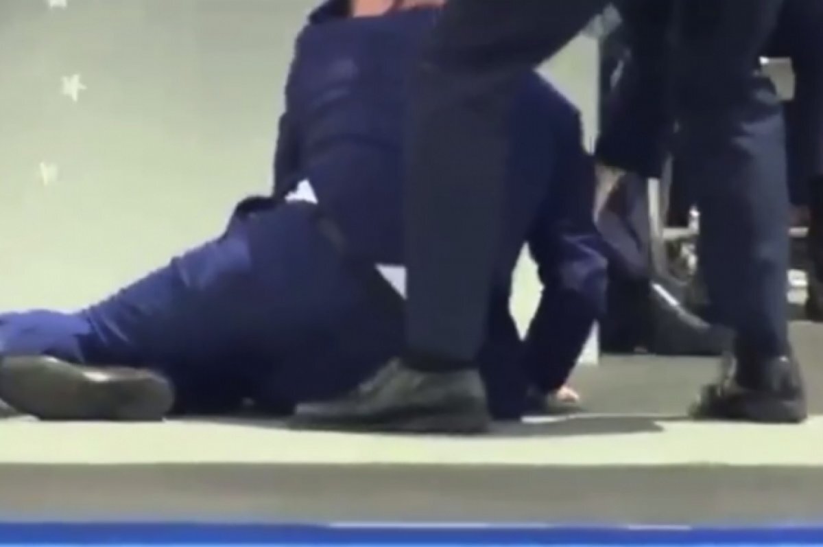    Читатели Daily Mail предложили свои версии очередного падения Байдена