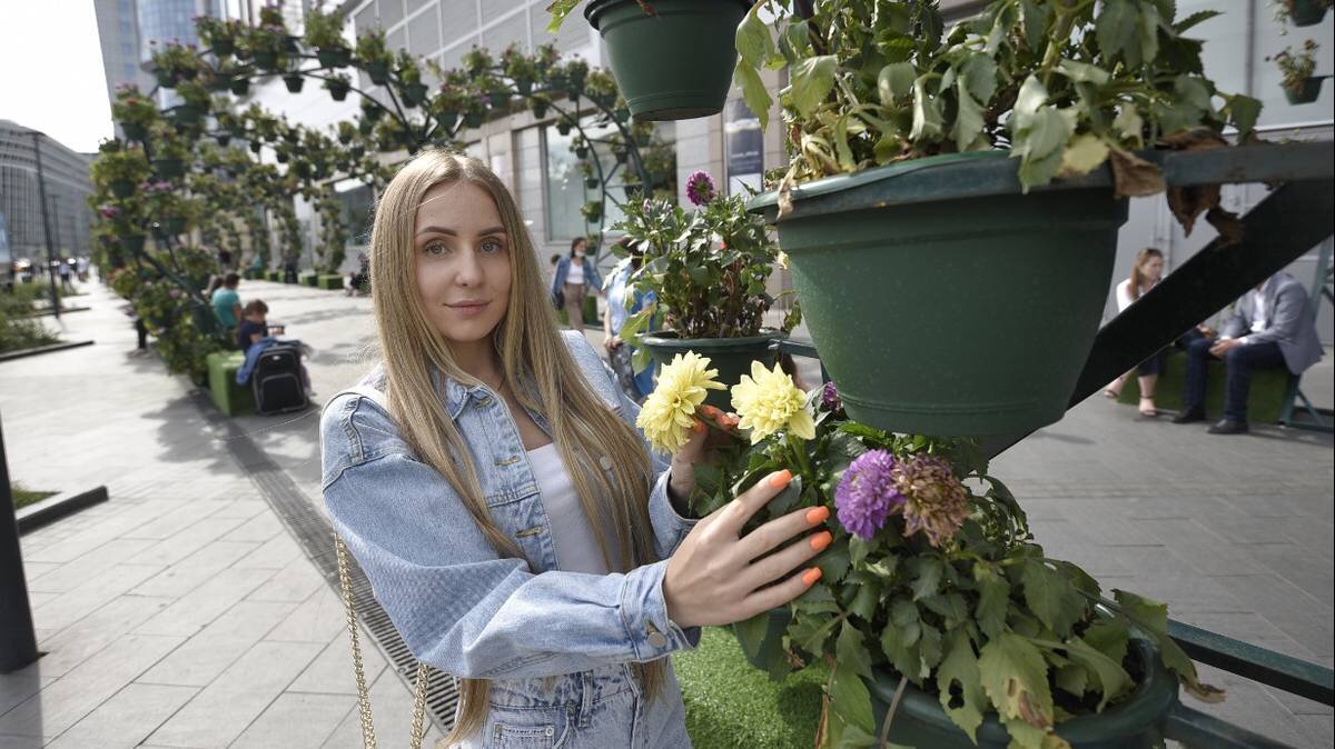    Жительница дома № 6 на улице Сергея Макеева Мария Диденко создала сад во дворе / Фото: Наталия Нечаева / Вечерняя Москва