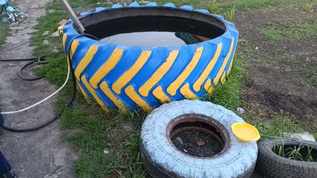     Отец был с дочерью, а мать отошла за ограду. Вернулись через несколько минут.