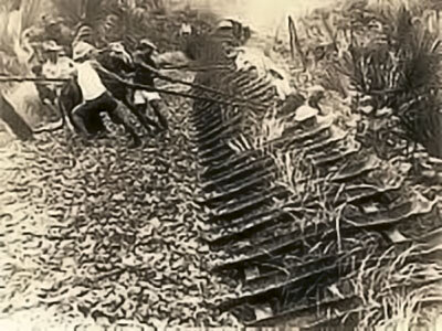 Восстановление испорченного железнодорожного пути, зачастую с помощью тех же крестьян, кто "помогал" "Вьетминю"  уничтожить этот путь накануне.