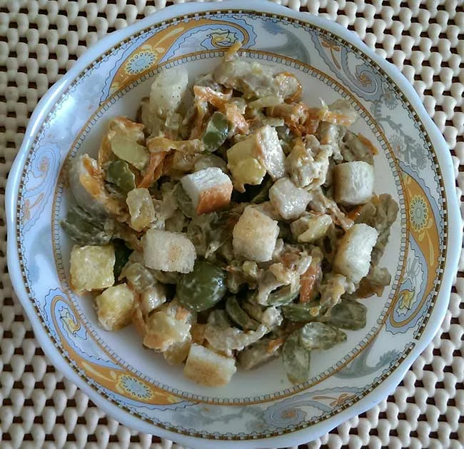 Салат с курицей и солеными или маринованными огурцами