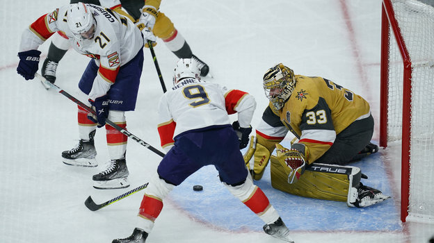    Ник Казинс бьет по воротам Адина Хилла. USA Today Sports