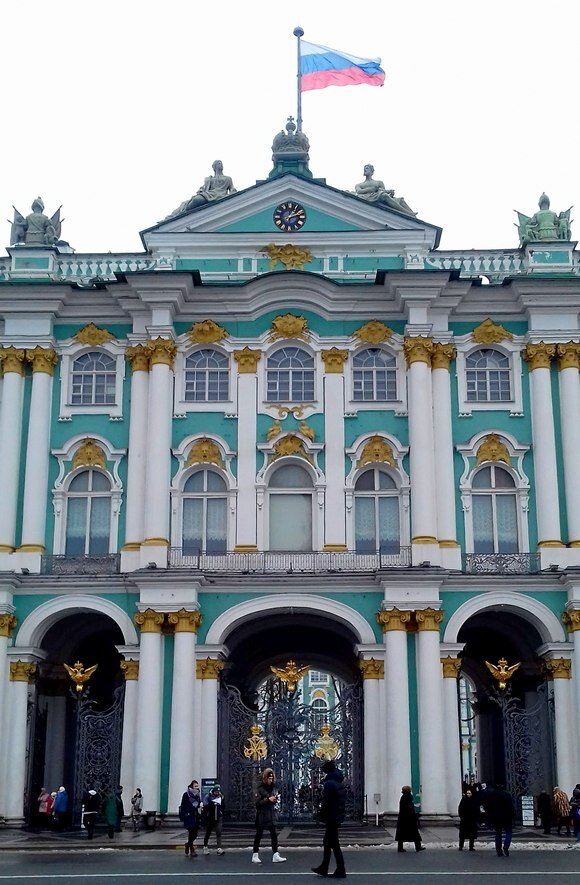 Фрагмент фасада Зимнего дворца /фото из личного архива/