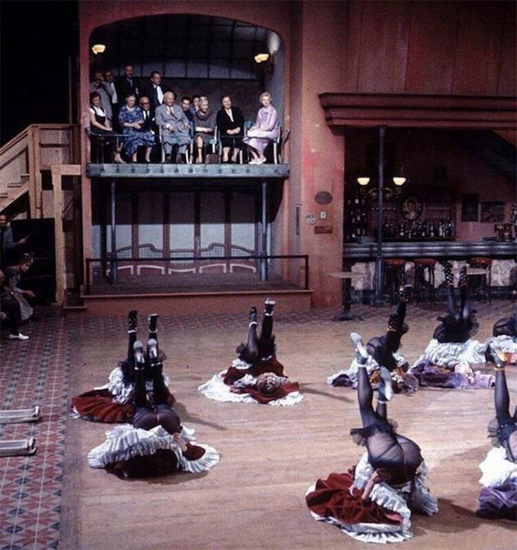 Спирас Скурос демонстрирует Никите Сергеевичу Хрущеву преимущества капитализма (на съемках фильма "Канкан"). Говорят, Хрущев не оценил. 