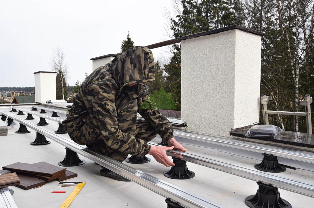 У нас вы можете заказать профессиональный монтаж террасы на вашем объекте.