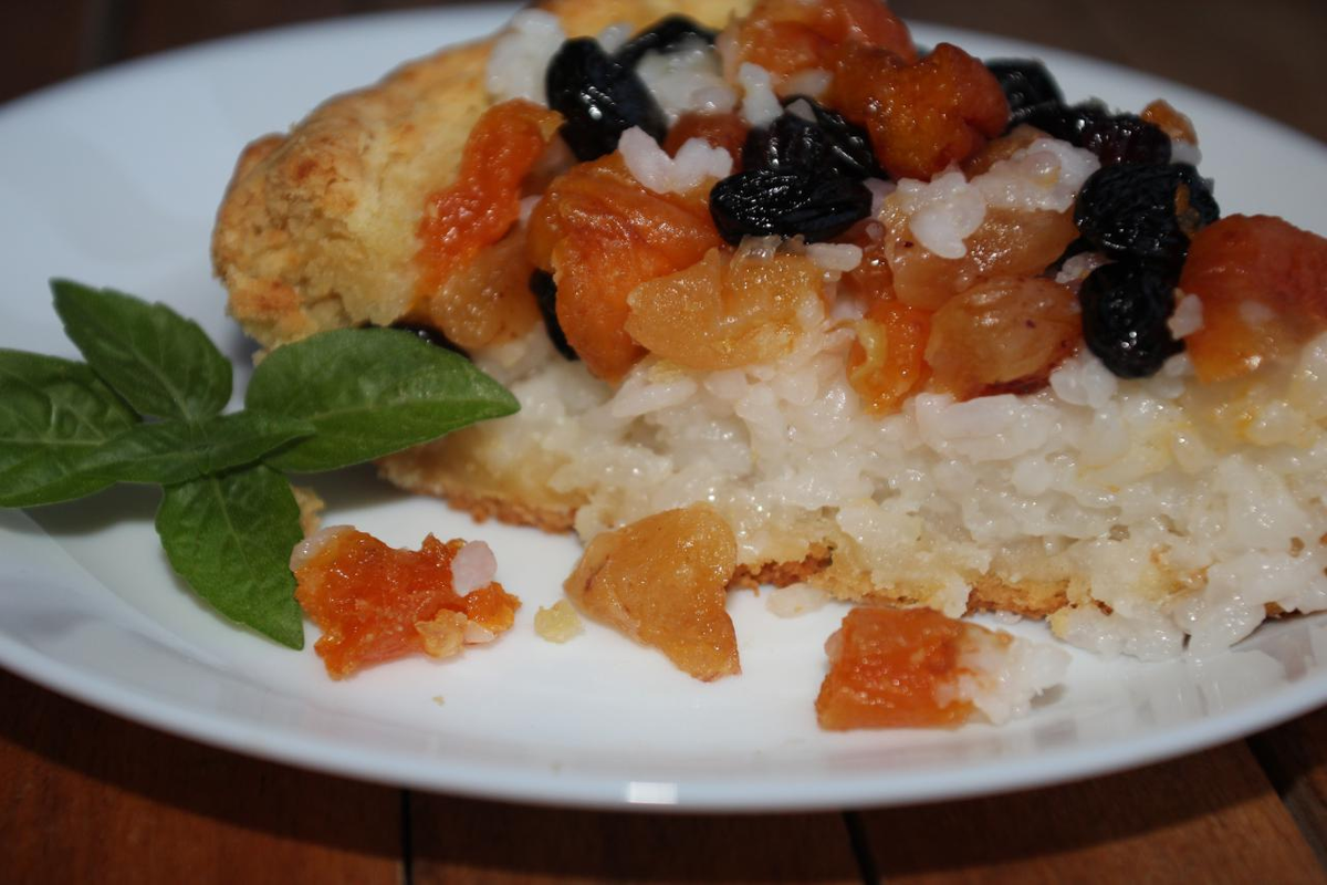 Татарский балиш с рисом, курагой и изюмом