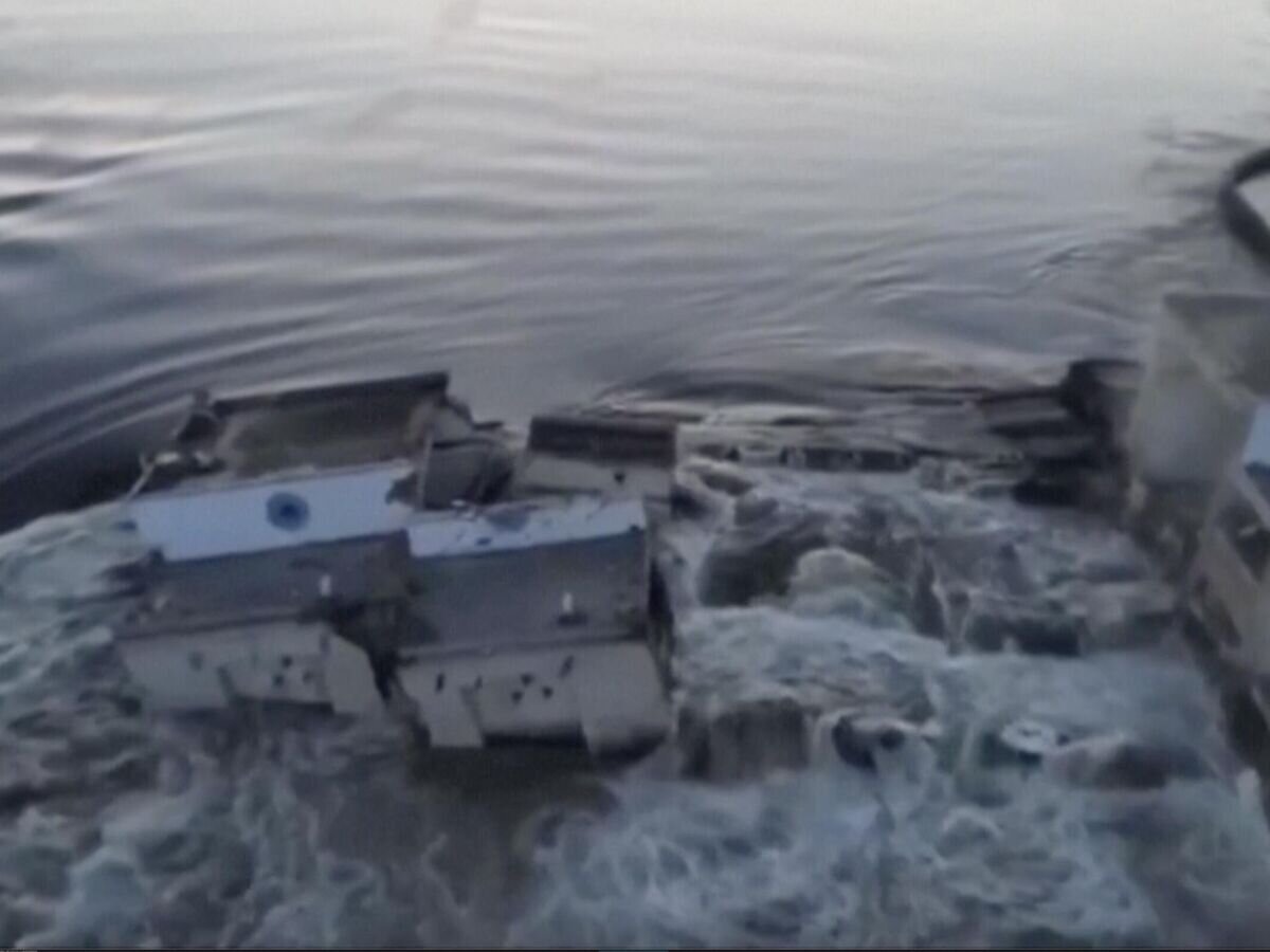    Последствия обстрела Каховской ГЭС со стороны ВСУ. Стоп-кадр видео© AP Photo / Ukrainian Presidential Office