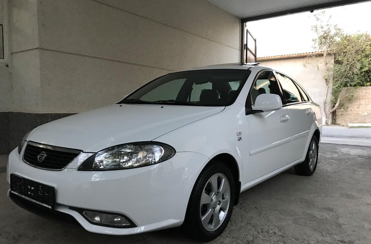 Автомобиль Шевроле Лачетти белый цвет 3