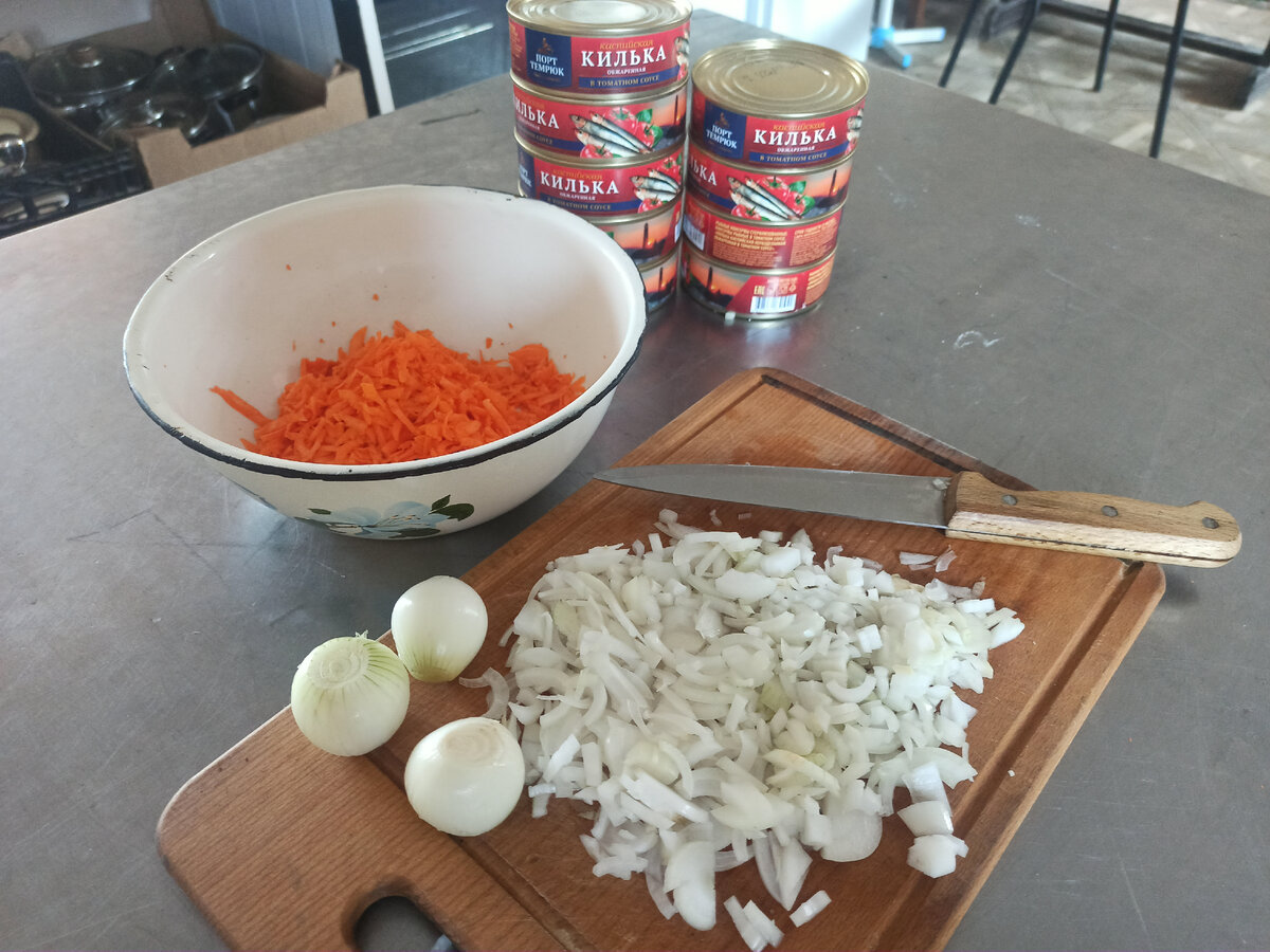 Простой, быстрый и вкусный суп. Рецепт (кастрюля 5 литров): Килька в томатном соусе - 3 банки Лук - 1 шт. Морковь - 1 шт. Помидор - 2 шт. Картофель - 3-4 шт.-2