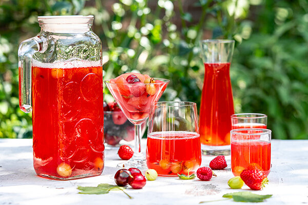 Компот из ягод, которые массово появляются в июне — клубника, малина, смородина — можно сочетать с прошлогодними яблоками и сиропом из ревеня, чтобы сделать напиток максимально полезным.-19