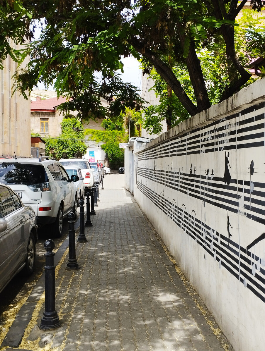 Граффити на пути к музею Хачатуряна. Авторское фото.