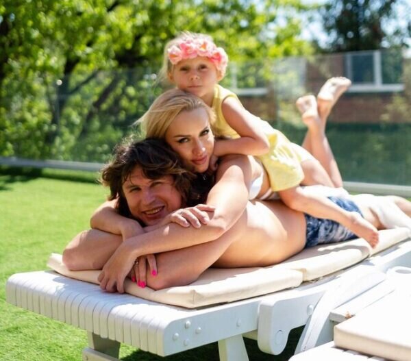    Наталья Оскар с мужем и дочкой, фото: twowomen.ru