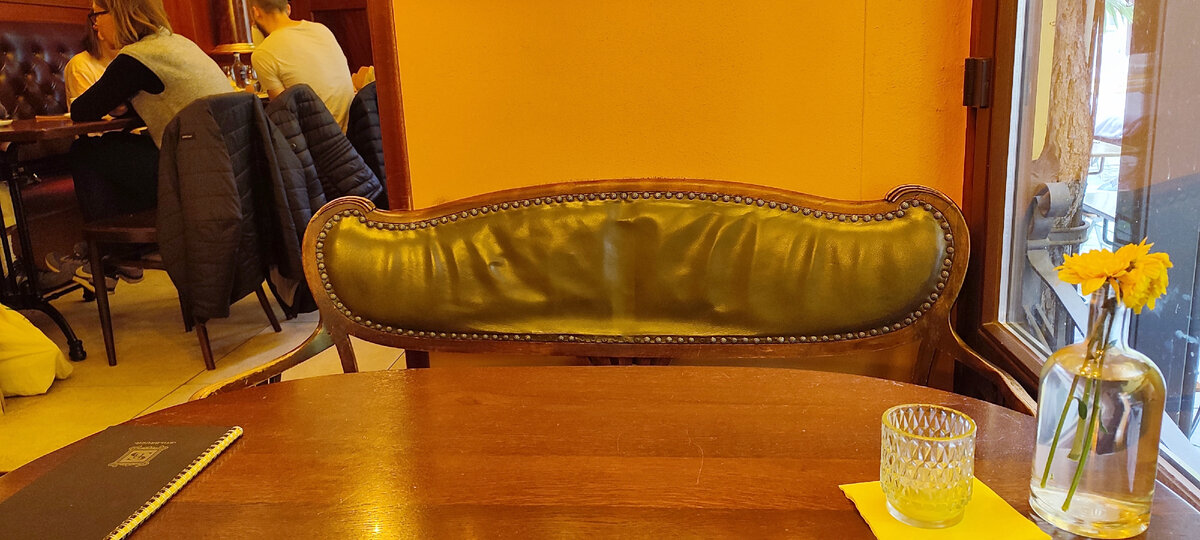 Кавалер отлучился на минутку в туалет....
Источник: личный архив