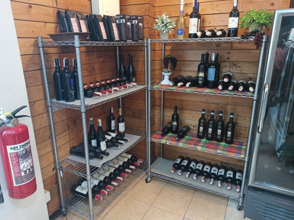 Классический филиппинский магазин с винишком - рай релоканта после Бали)