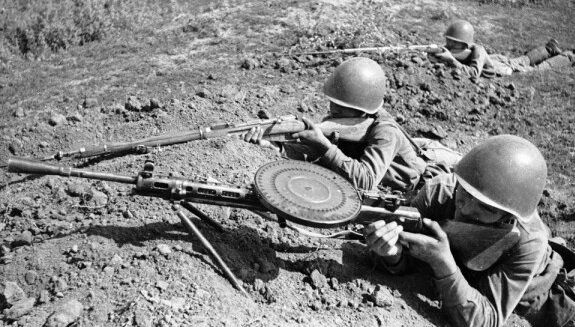 Советские бойцы ведут стрельбу из положения лёжа.