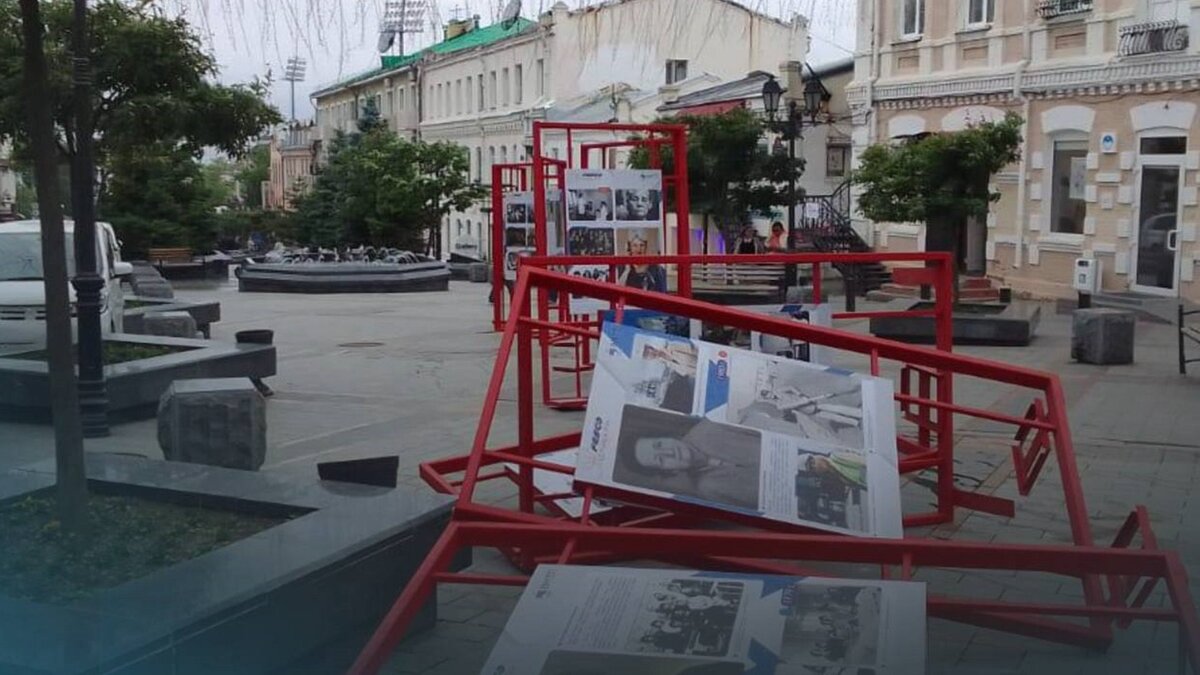     В центре Владивостока на улице Адмирала Фокина рухнули стенды фотовыставки. Их снесло мощными порывами ветра.