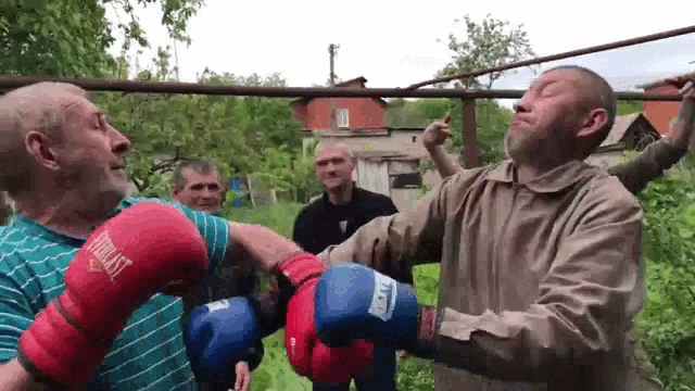 Типичные участники "Битва за чекушку" так называемые "рагули" - опустившие обитатели украинской глубинки