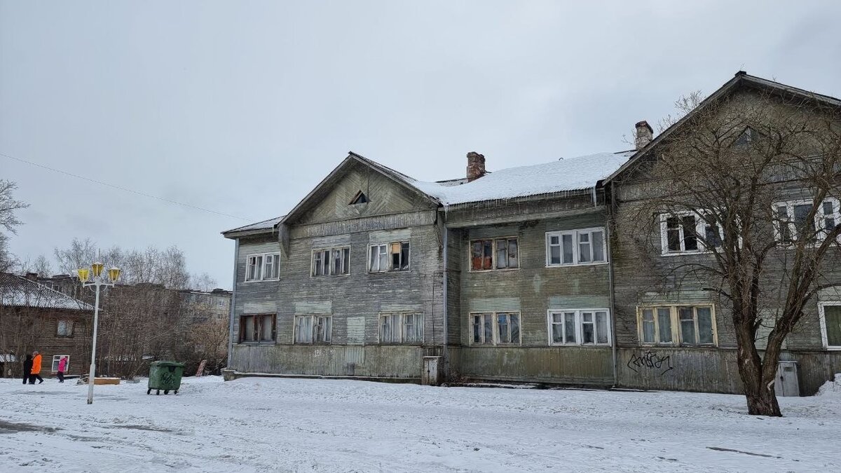     В одном из местных изданий рассказали о семье из Кондопоги, которая вынуждена ютиться в аварийном бараке.