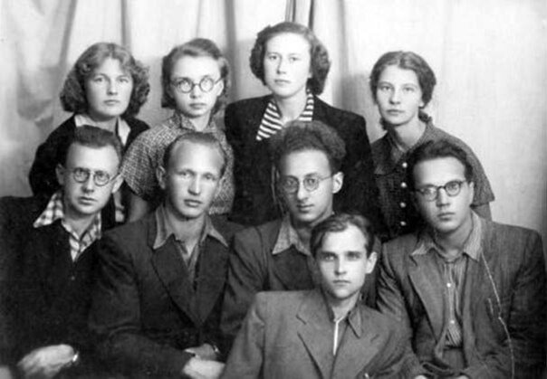 М.Мотовилова в верхнем ряду третья слева