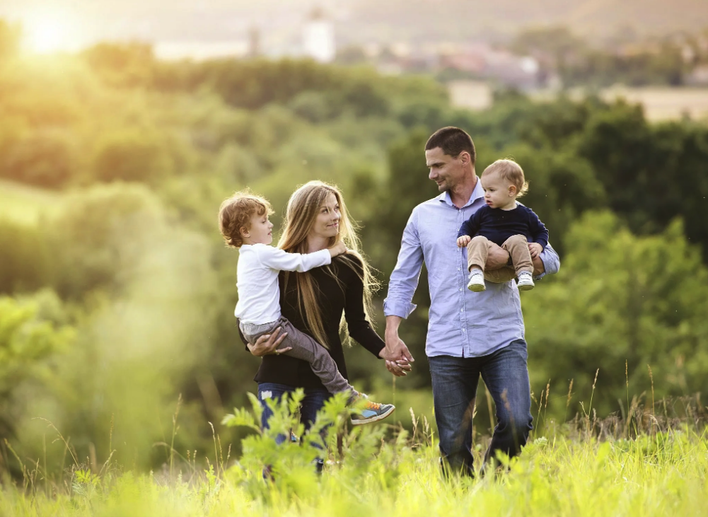 однополая семья. родители и дети. счастливая семья с малышом. в семье было два сына. счастливая женщина с детьми.