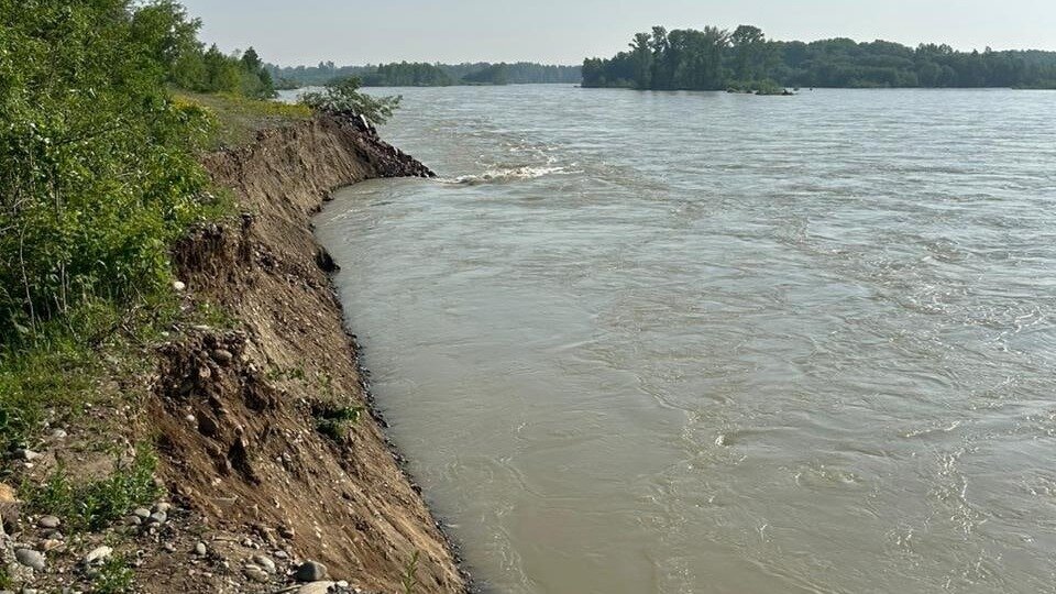     В Аскизском районе ночью подтопило дамбу. Поселок Усть-Ташпыт оказался на грани затопления, и жителей эвакуировали.