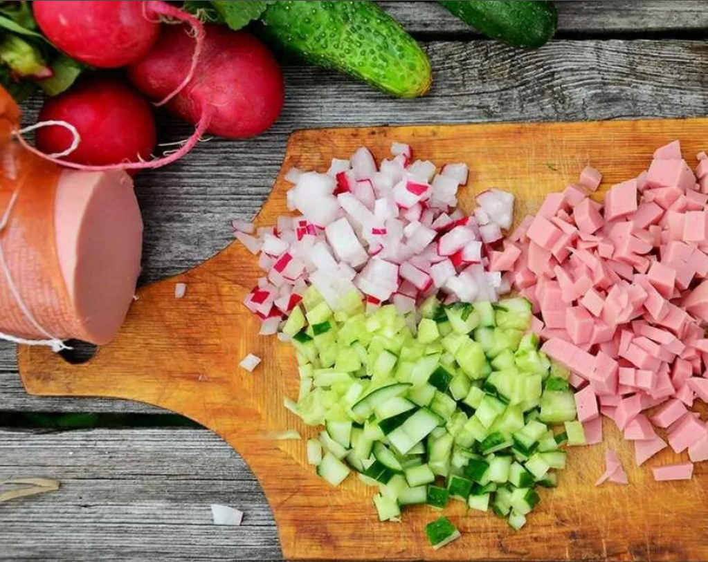 ингредиенты для окрошки на квасе. режем окрошку. режем окрошку. режем окрошку. режем окрошку.