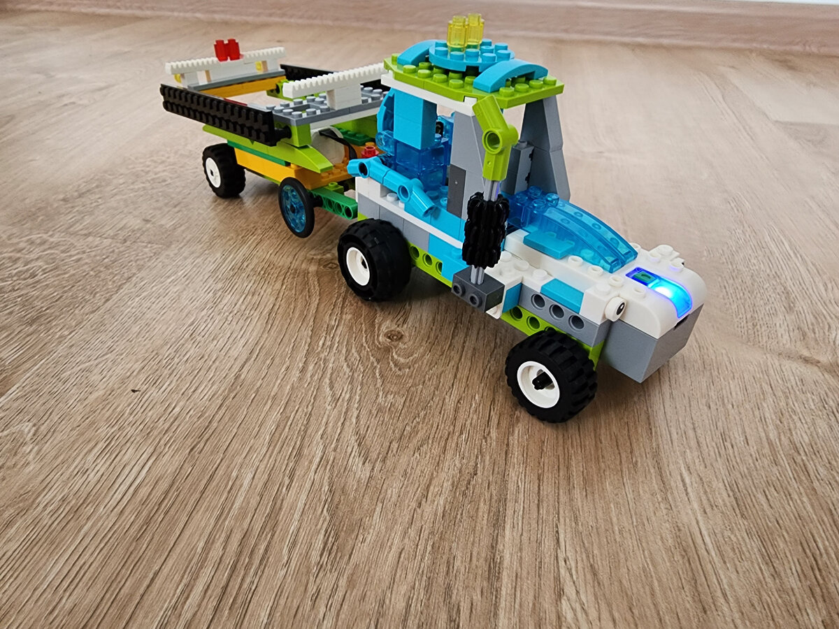 Трактор с прицепом