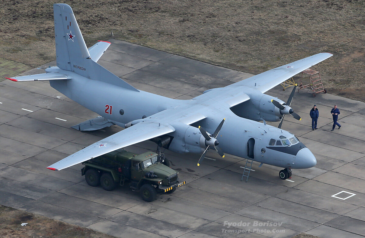 2. А начиналась история машины как военно-транспортная - первый полёт Ан-26 совершил в 1969 году и довольно быстро пошёл в войска. 