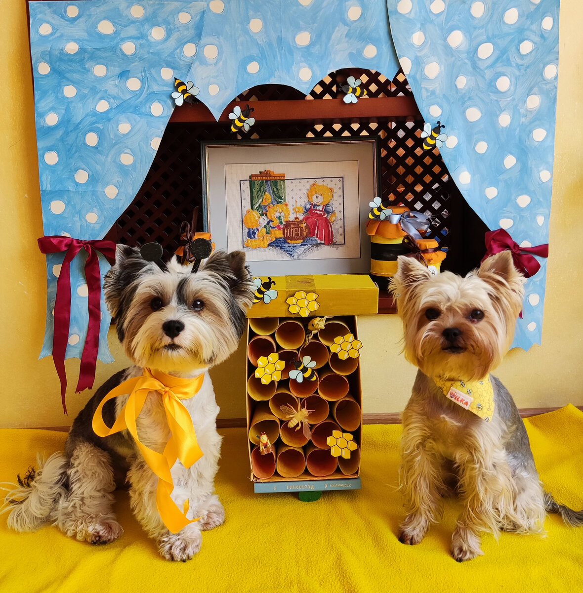 Две очаровательные пчёлки в уютном улье. 