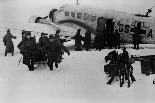 Демянск, разгрузка Ю-52 Bundesarchiv, Bild 101I-003-3446-16 / Ulrich / CC-BY-SA 3.0