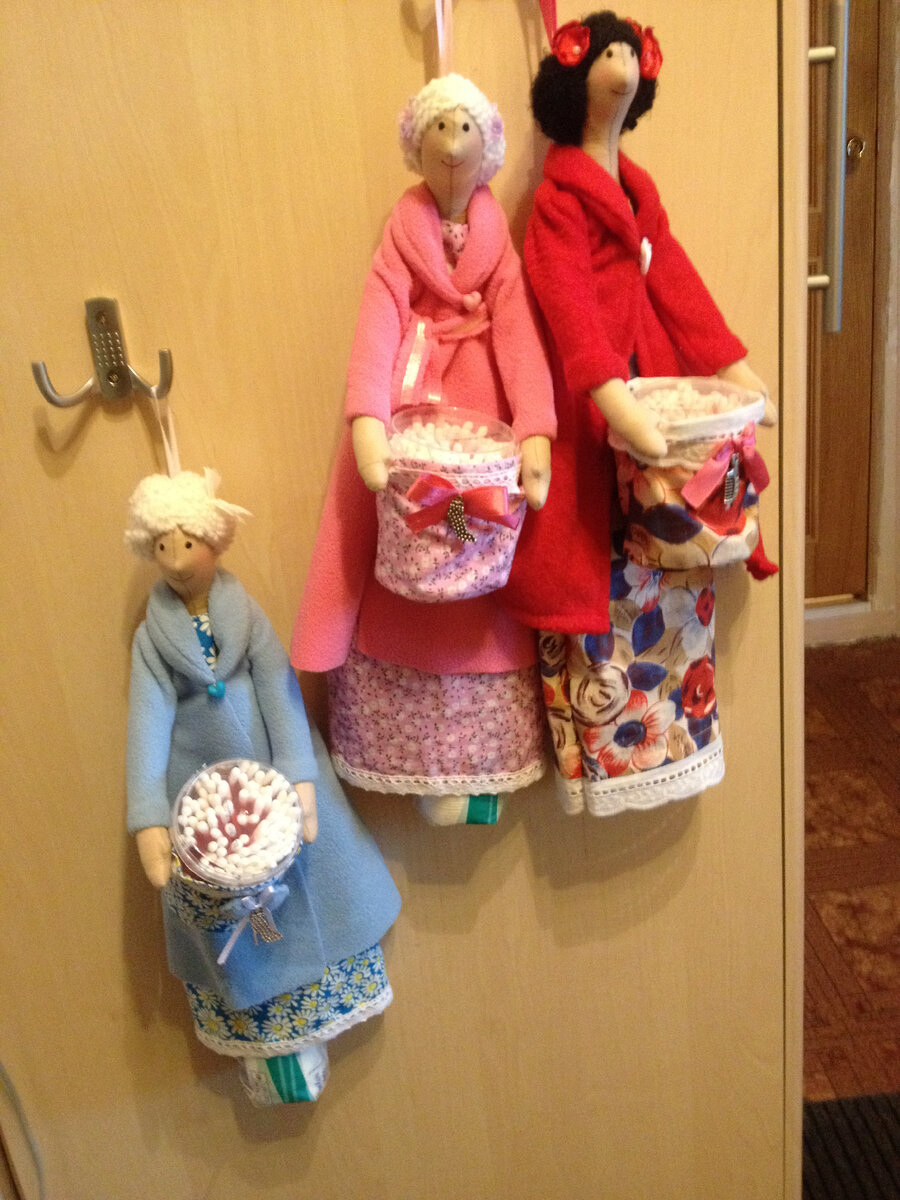 Хранительницы ватных дисков и ватных палочек.