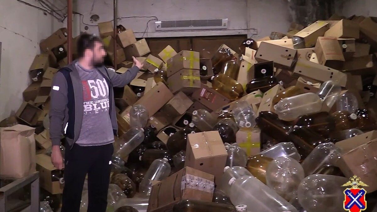     Банду бутлегеров накрыли на пивоваренном заводе в Волжском, сообщает региональное ГУ МВД. У них изъяли 34 тонны известных коктейлей, изготовленных из технической воды и спирта.