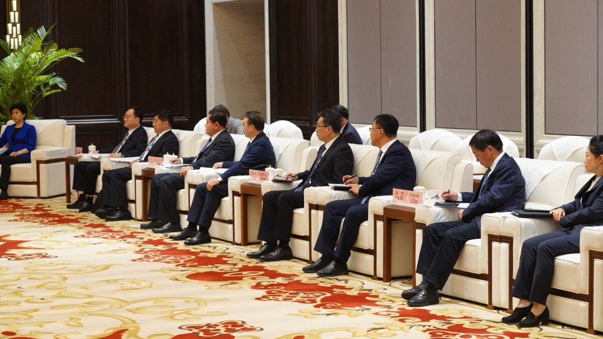     Глава Приморского края Олег Кожемяко на встрече с с Первым секретарем комитета КПК рассказал, о заинтересованности Белоруссии в торговле с Китаем, а также о том, чем такое сотрудничество будет выгодно Приморью и КНР в частности.