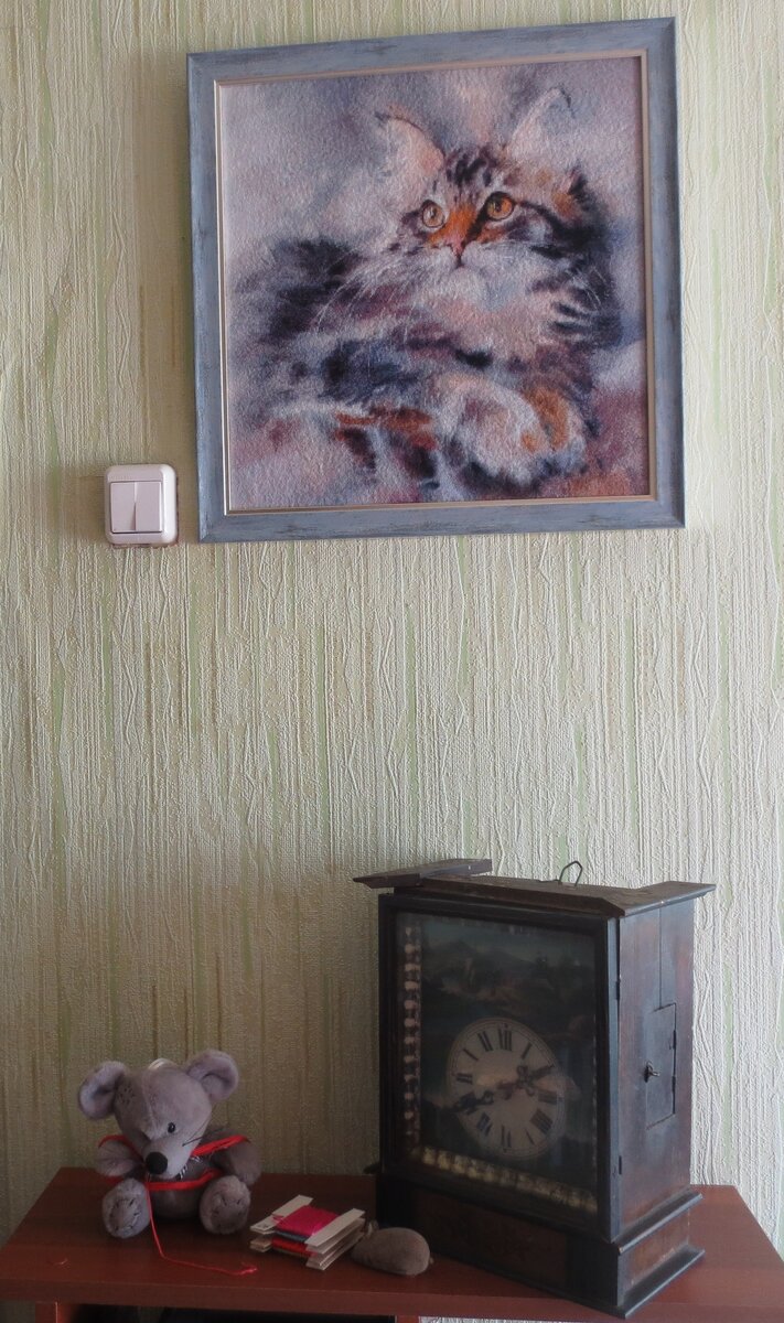 Мышка трудится не покладая рук, то есть лап.