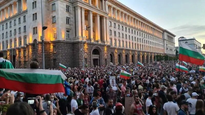    В Болгарии губернаторы увольняются, жители массово выходят на протесты против нового правительства войны