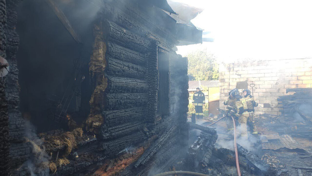     В Ижевске вечером 15 июня произошел пожар, в результате которого чуть не сгорели дом и баня. Об этом рассказали в МЧС по Удмуртии.