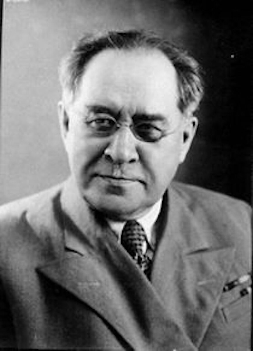 Иннокентий Николаевич Бутаков родился в 1881 году в Александровском заводе в Забайкалье в семье мелкого чиновника.