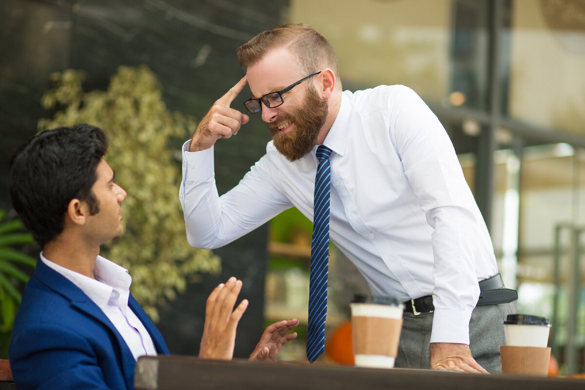 <a href="https://ru.freepik.com/free-photo/unstable-bearded-boss-gesturing-at-head-while-screaming_3581214.htm#query=%D0%BD%D0%B0%D1%87%D0%B0%D0%BB%D1%8C%D0%BD%D0%B8%D0%BA%20%D0%BA%D1%80%D0%B8%D1%87%D0%B8%D1%82&position=17&from_view=search&track=ais">Изображение от katemangostar</a> на Freepik
