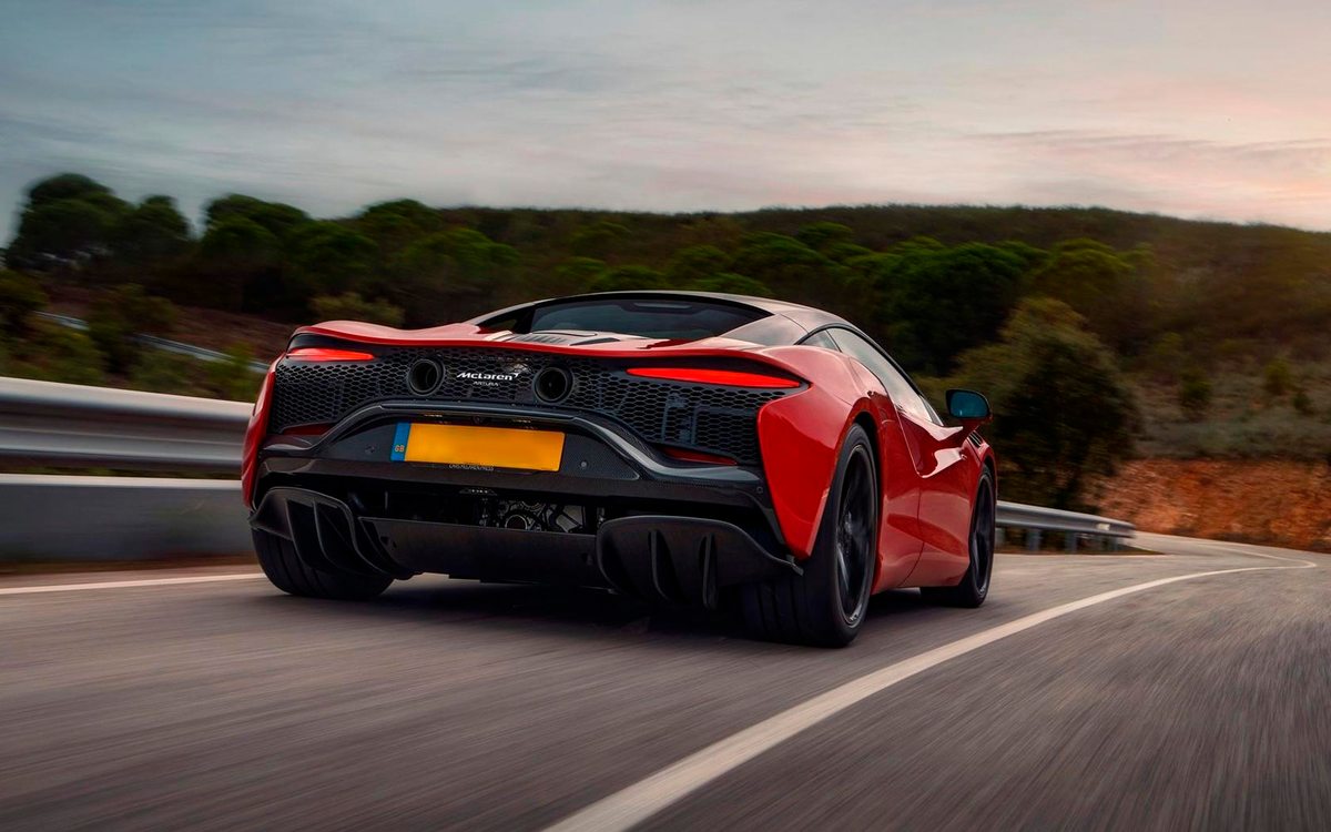 McLaren Artura - вид сзади